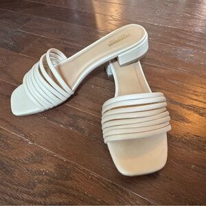 LIKE NEW Cushionaire Women’s 8.5 Nino Strappy Block Heeled Slides Sandals Cream